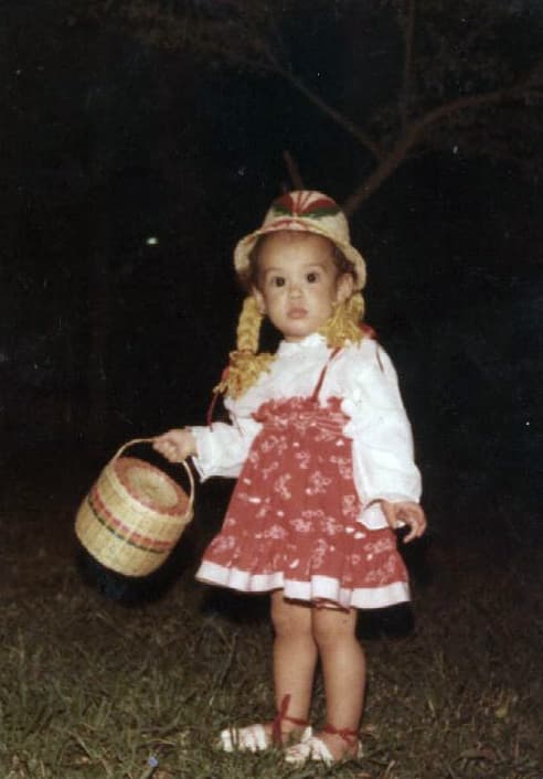 Desde chiquita era coqueta, bella y ocurrente. Ahora Carolina nos mantiene bien informados con el pronóstico del tiempo.