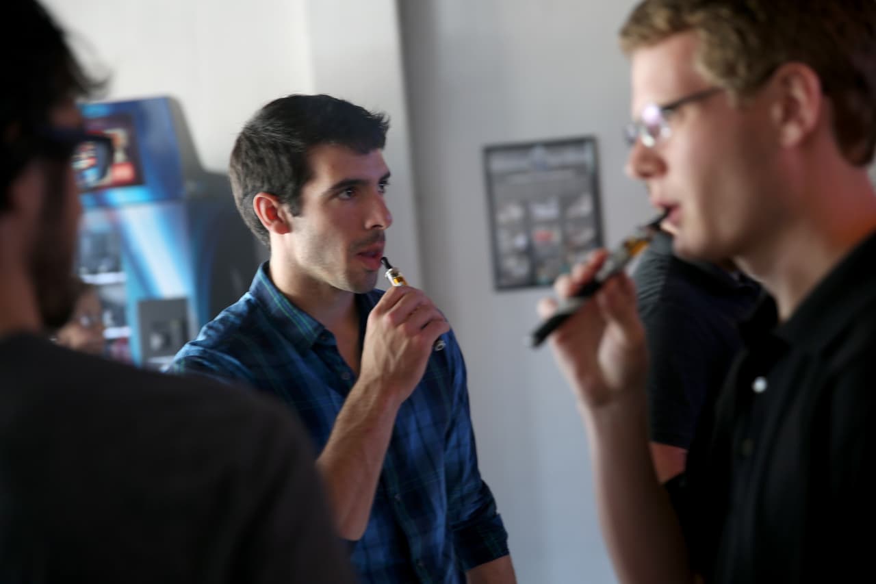 <b>1. </b>Solamente producen vapor de agua. 
<br>Al igual que el cigarro tradicional, el electrónico contiene varios químicos como nicotina, glicerina vegetal y glicol de propileno, que pueden 
<a href="https://shcs.ucdavis.edu/blog/health-trends/debunking-myths-electronic-cigarettes-e-cigs">causar daños</a> en el organismo.