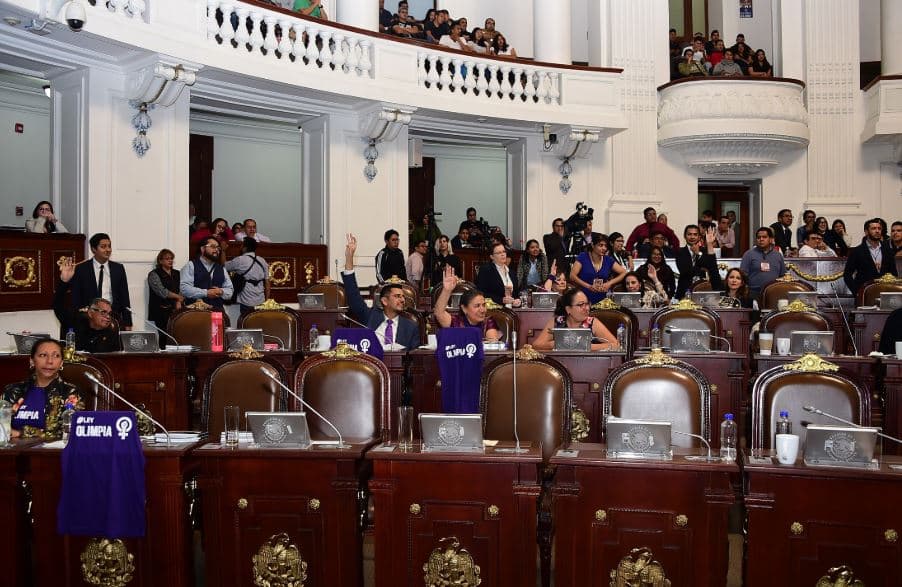 Además de una posible pena de prisión que va de cuatro a seis años, las personas que resulten culpables de un delito de difusión de material sexual sin consentimiento serán blanco de una multa de un máximo de 9,469 dólares (84,490 pesos).
<br>