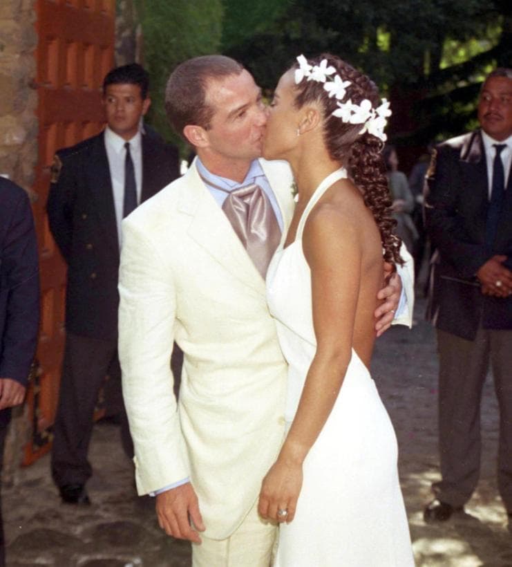 Kate del Castillo se ha casado dos veces. La primera vez llegó al altar con el futbolista mexicano Luis García. El amor les duró solamente tres años y en 2004 se separaron.