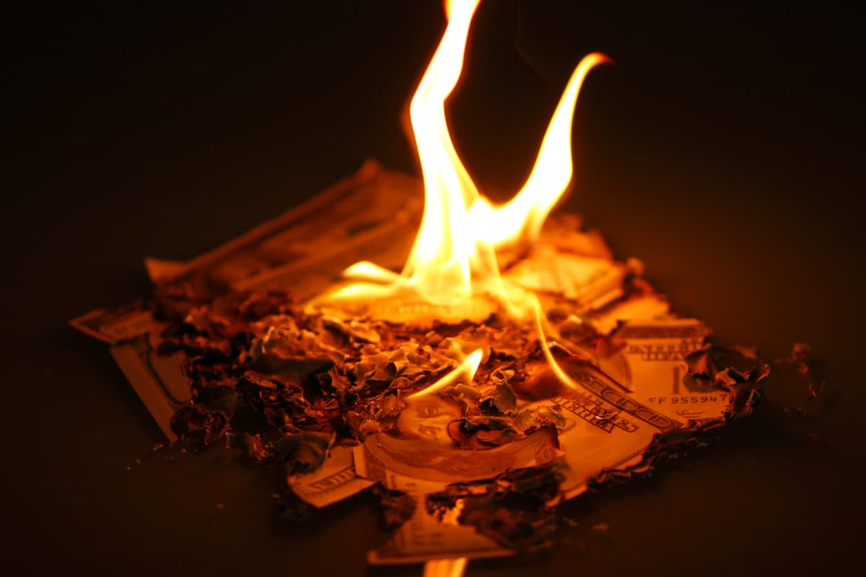 Un profesor mexicano quema más de 50,000 dólares en billetes y lo graba en video para rechazar un presunto soborno