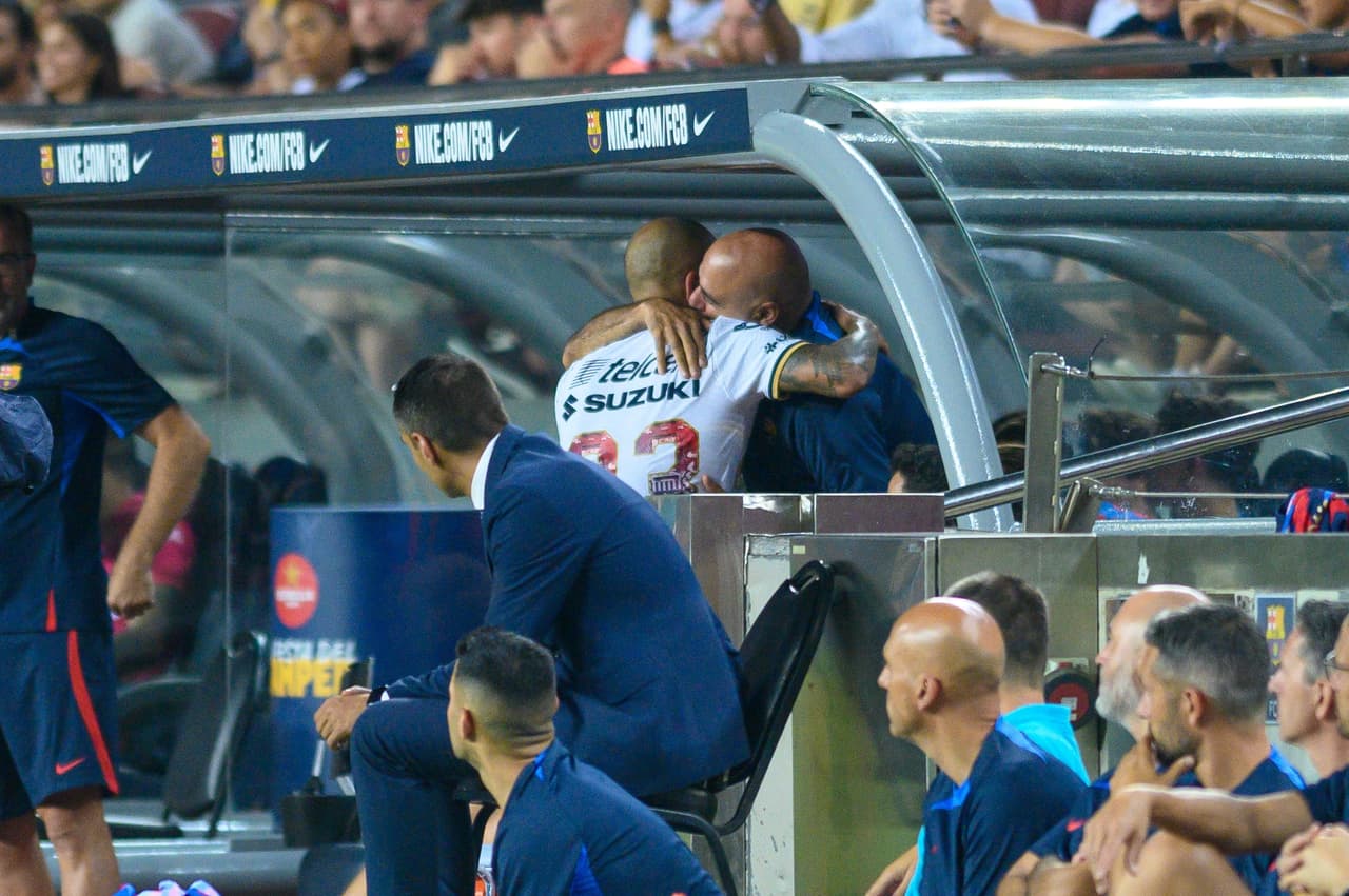 Al salir de cambio, fue a la banca de su ex equipo para saludar a los miembros del cuerpo técnico.