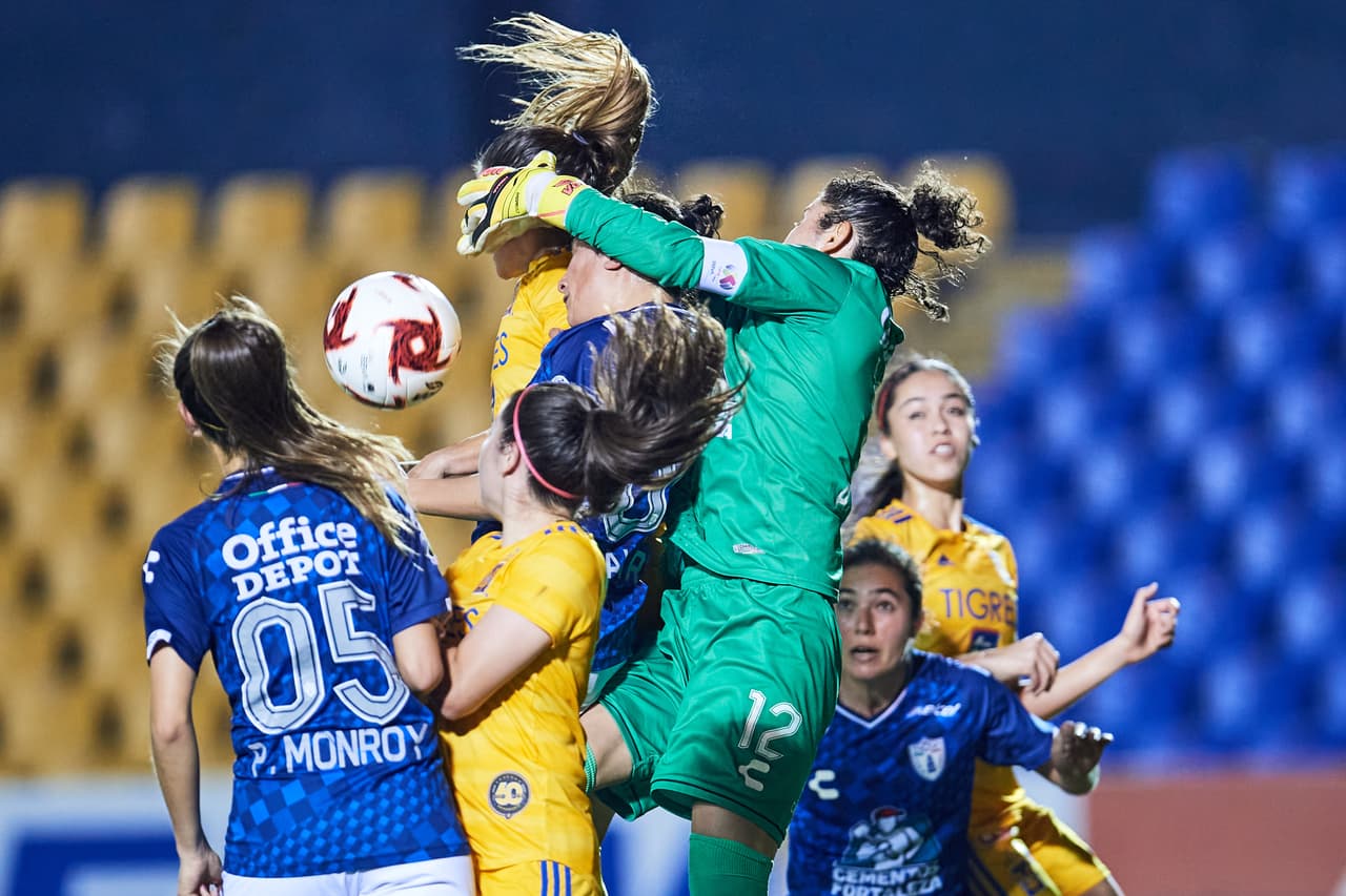 Tigres derrotó al Pachuca con doblete de StephanyMayor y uno más de Ovalle; por 'las Tuzas' descontó Viridiana Salazar. Las de Tigres ya son segundas, con un partido menos que el líder América.
