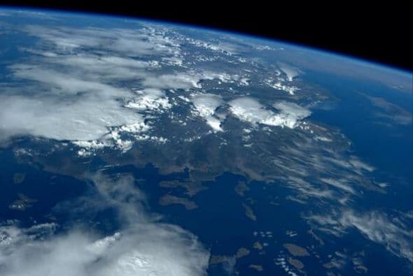 Atenas incrustado en el Mediterráneo. Fotos de Reid Wiseman