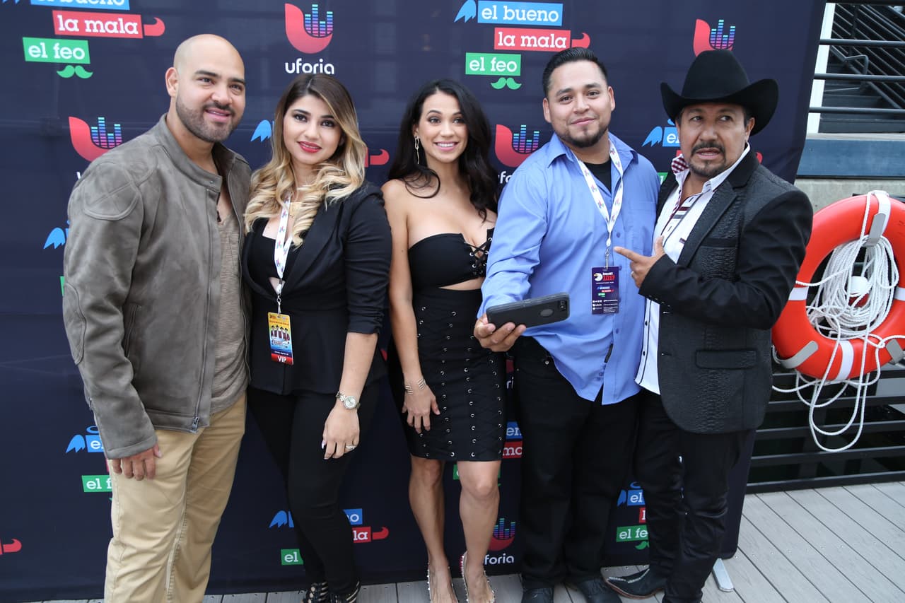 Raúl 'El Pelón', Carla Medrano y El Feo premiaron a sus oyentes con una noche inolvidable al lado de Calibre 50 en un bote privado.