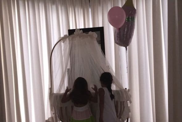 No paran de mirar la cuna de su hermanita.