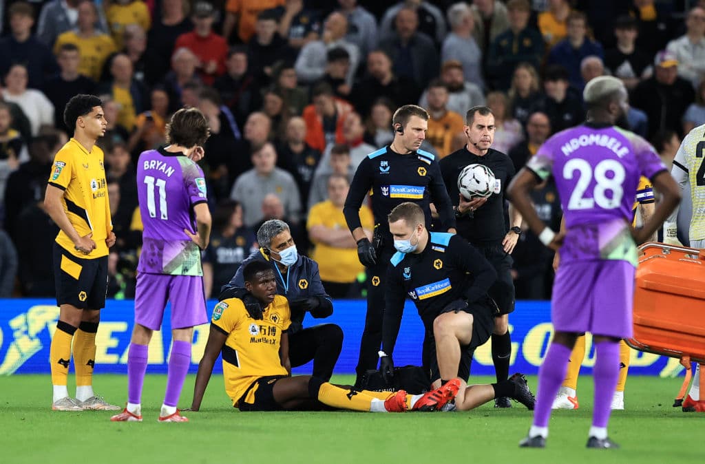 Wolverhampton cae, en tanda de penales, ante Tottenham y pierde su pase a Ocavos de final en la Copa de la Liga Inglesa. Leander Dendoncker y Daniel Podence anotaron para los Wolves, mientras que para los Spurs lo hicieron Tanguy Ndombélé y Harry Kane.