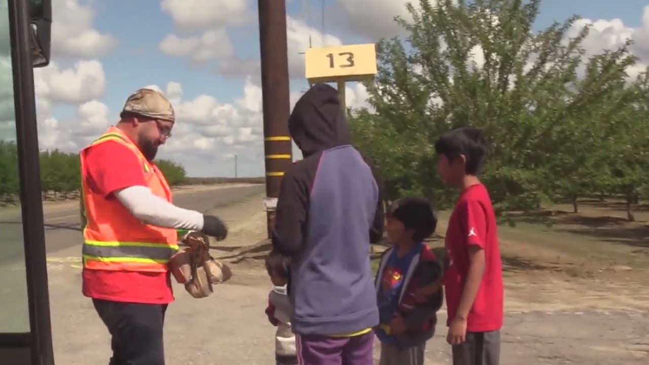 En tiempos de coronavirus un bus escolar del Valle ya no transporta estudiantes, sino que entrega alimentos