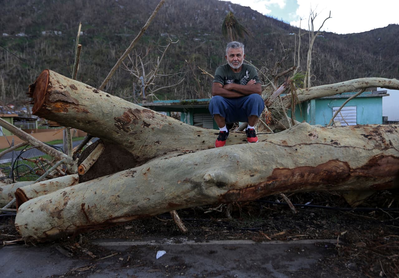 Martin Ruiz posa para un retrato en un árbol caído en su vecindario después del huracán María en Yabucoa, Puerto Rico. "Después del huracán, lo que quiero es ayudar a las personas que están en las zonas más devastadas, en mi caso no hubo problemas, en mi casa hubo muy poco daño, pero hay otros parientes que perdieron su hogar, su ropa, y la necesitan, por el momento estoy bien”, declaró.