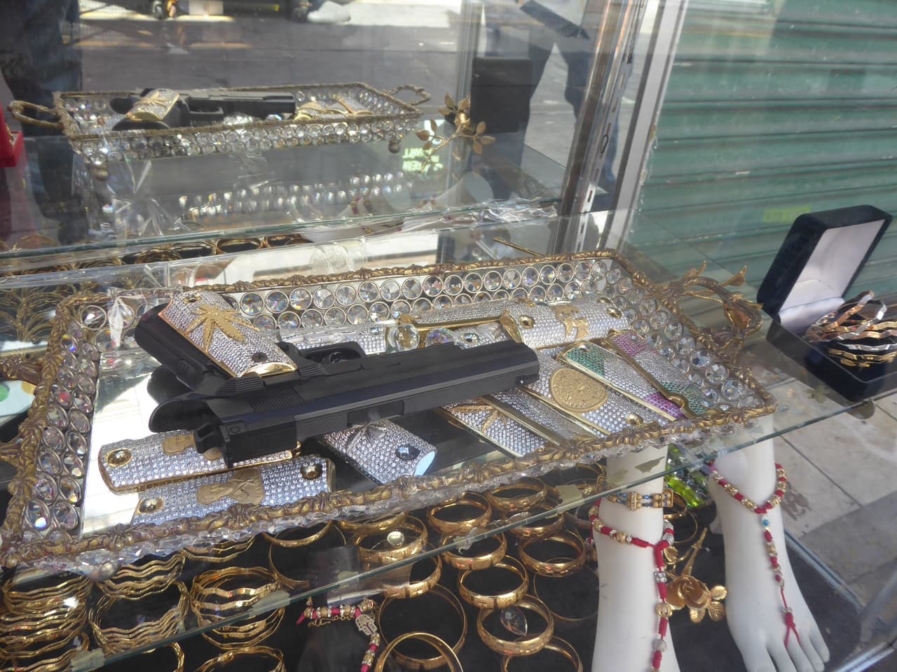 La popularidad de la cultura del narcotráfico ha alcanzado un nivel que no se anticipaba en Los Ángeles, donde ya es posible adquirir cachas para pistolas similares a las que ostentan los jefes de la mafia.