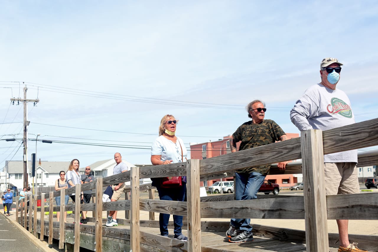 Una fila de personas espera para entrar en el paseo marítimo de Seaside Heights