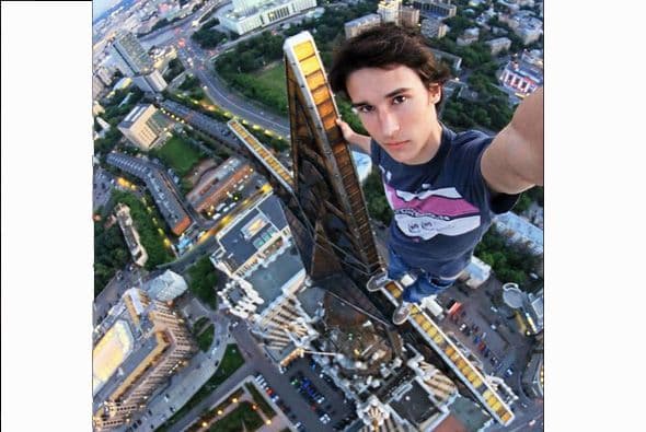 Kirill Oreshkin es un joven fotógrafo ruso que apostó a la colección de 'selfies' o autoretratos, más extrema, peligrosa e impresionante que se pueda imaginar. (Imagen tomada de su facebook)