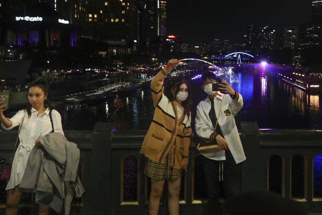 Celebrando el nuevo año, varias personas se hicieron fotos en la calle, en su mayoría llevando mascarillas, un elemento nuevo en las típicas fotos de fin de año, marcado por esta histórica crisis sanitaria en 2020.