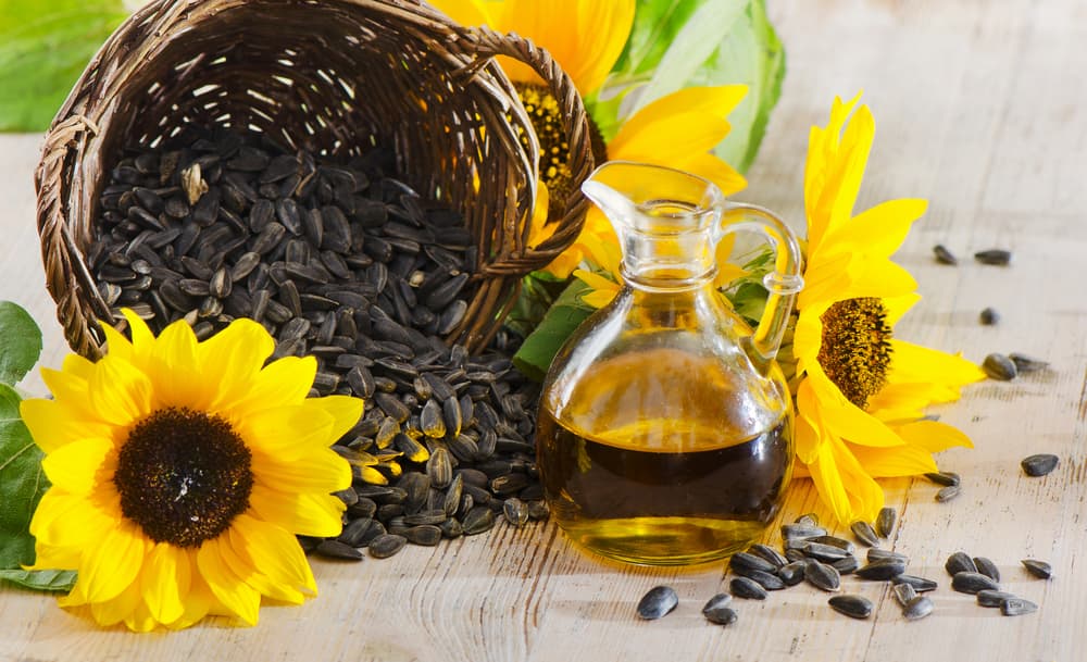 Aceite de girasol y aceite oliva. Aparte de ser mucho más saludables, estos aceites le dan un toque especial a ciertos platillos. Por ejemplo, las ensaladas son deliciosas.