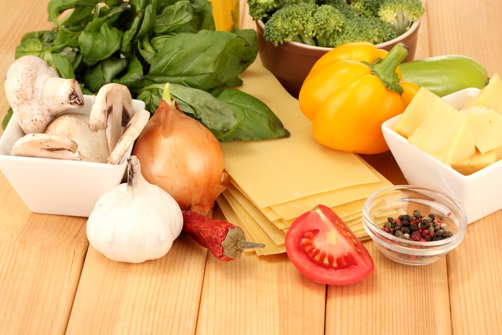 Cuando entras a tu cocina y estas lista para llevar a cabo deliciosos platillos, debes asegurarte tener siempre lo necesario. Y aun cuando hay ocasiones que las recetas te piden ingredientes más sofisticados también hay básicos que nunca te pueden faltar. Es tiempo de que los identifiques y así evites un sufrimiento innecesario.