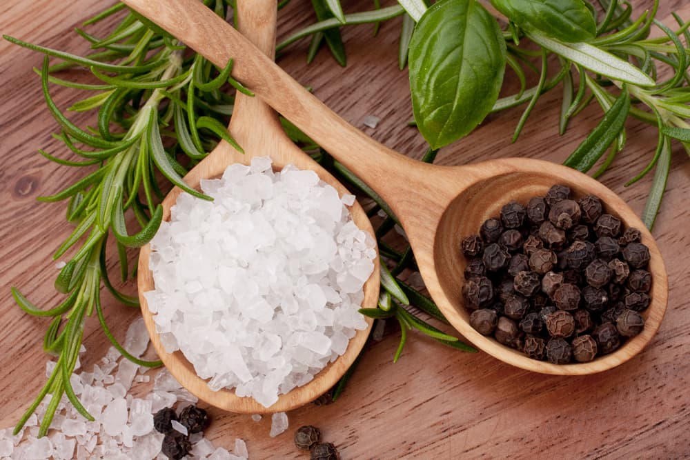 Sal y pimienta. Admítelo que sería de ti en la cocina sin la sal y pimienta. Estos condimentos siempre son el toque final y básico de la gran mayoría de recetas.