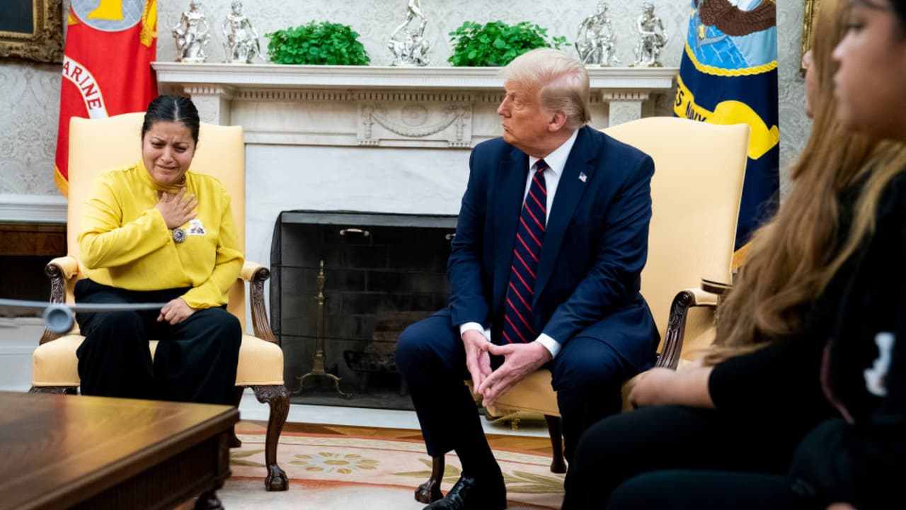 La familia de la soldado se reunió con el presidente 
<b><a href="https://www.univision.com/local/houston-kxln/estas-son-las-actividades-de-la-familia-de-vanessa-guillen-en-washington-dc-donde-se-reuniran-con-el-presidente-trump-fotos">Donald Trump</a></b> en la Casa Blanca. La mamá de la joven le pidió al mandatario que se investigara a fondo la base de Fort Hood y que apoyara la propuesta de ley que busca una reforma judicial militar.