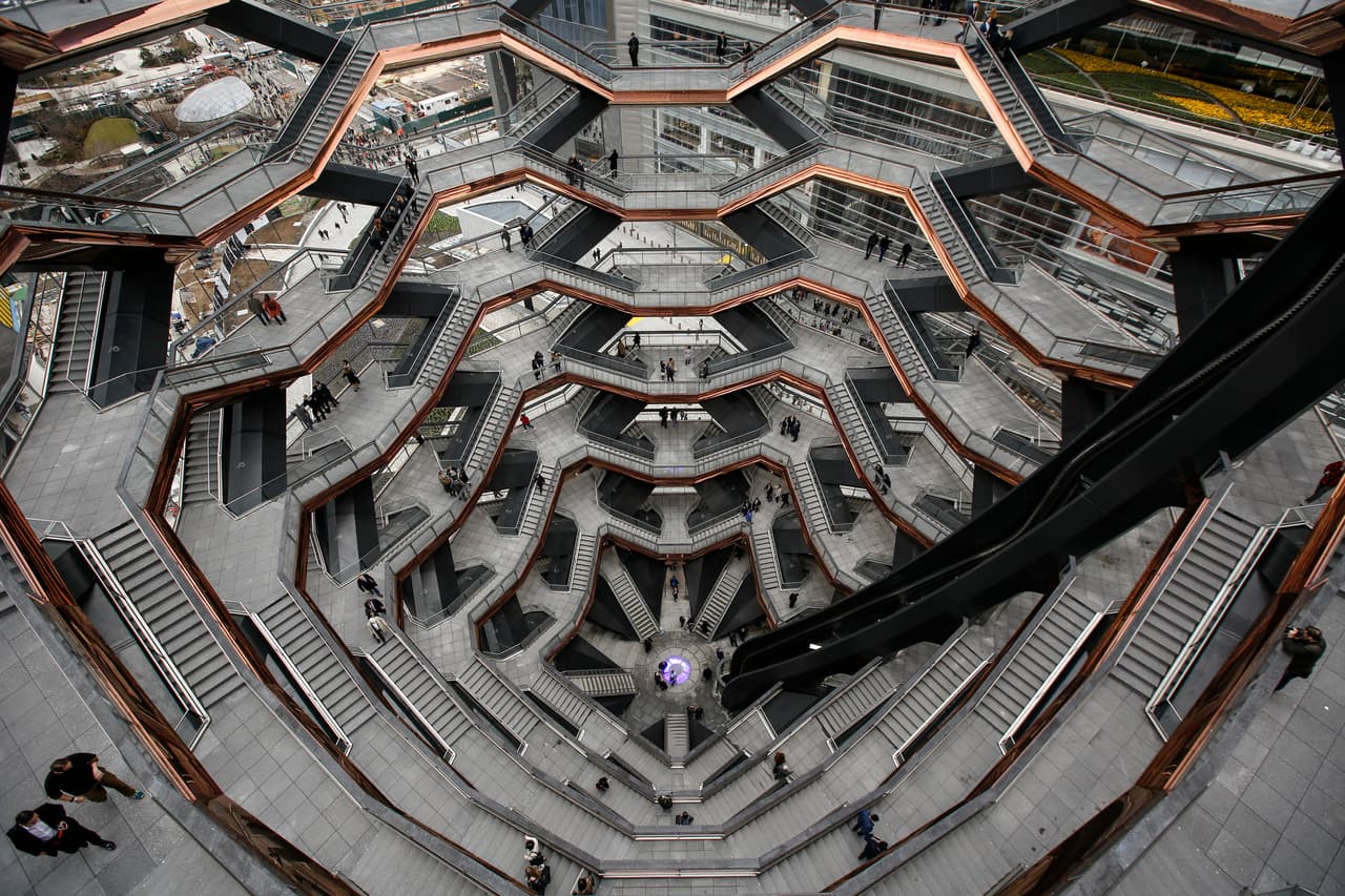 <b>La nueva ‘Torre Eiffel’ de Manhattan.</b> Una inmensa escultura interactiva fue inaugurada en Nueva York y sus promotores quieren que se convierta en un nuevo ícono de la ciudad. La gigantesca escalera tiene 2,500 escalones y es parte del proyecto Hudson Yards, uno de los más grandes complejos inmobiliarios construidos en la Gran Manzana. 15 de marzo de 2019.