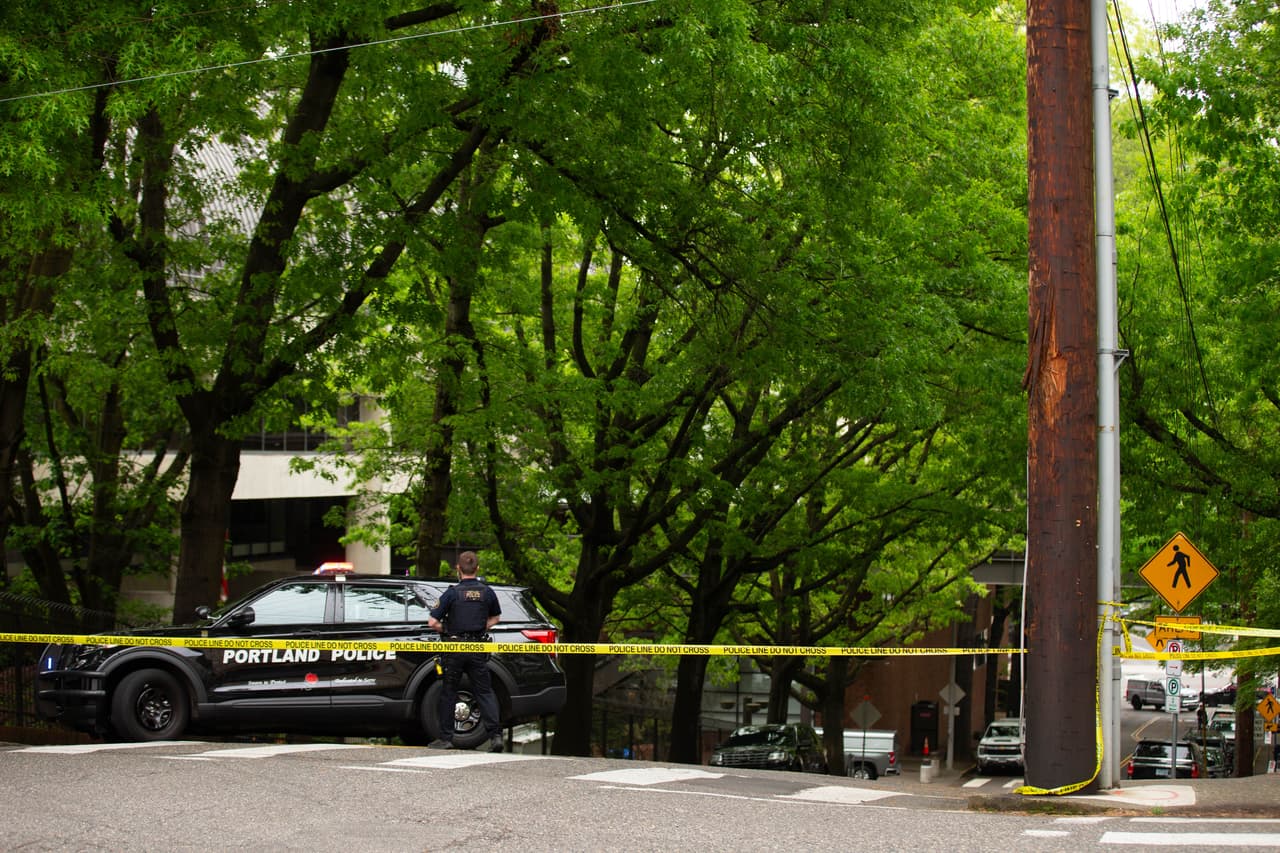 Muere una persona en incendio tras choque en club deportivo de Portland; hallan artefactos explosivos