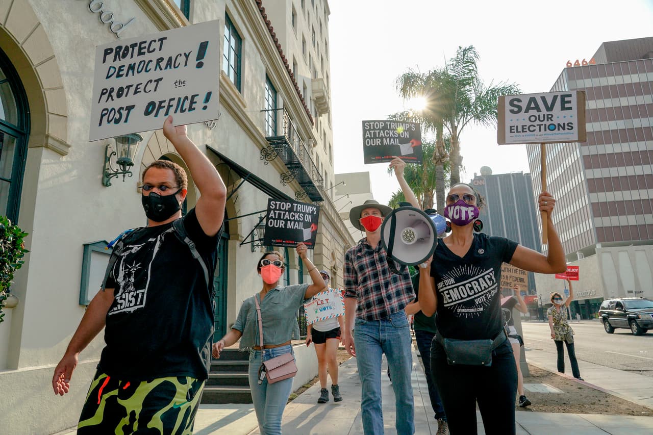 Los manifestantes marrcaron hacia una ubicación del Servicio Postal de los Estados Unidos en Los Ángeles, California, durante la manifestación para "salvar la oficina de correos".