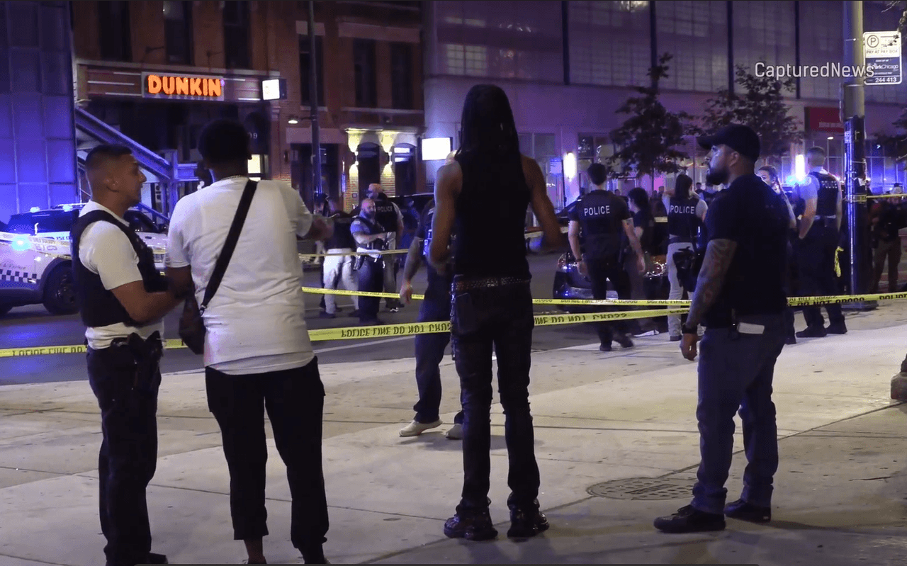 Rowena Méndez, quien trabaja en un negocio cercano al sitio de la tragedia, contó que, al llegar a su trabajo, se encontró con sangre en la calle.“
<b>Todo el suelo estaba lleno de accesorios de personas. Me imagino que habían corrido con la agitación del momento</b>. Había sangre, mucha sangre.”