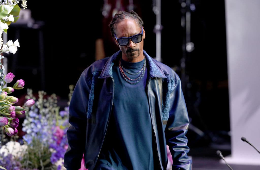 <b>Snoop Dogg</b> no se quedó atrás y también le rapeó a la marihuana a través de su canción, muy popular, ‘
<b><a href="https://www.youtube.com/watch?v=-MI3CKL4NMI" target="_blank">Smoke de weed</a></b>’ con la colaboración de
<b>Collie Buddz</b>.