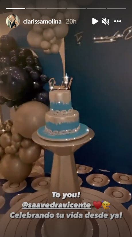 También dejó ver que hubo globos y un enorme pastel.
<br>