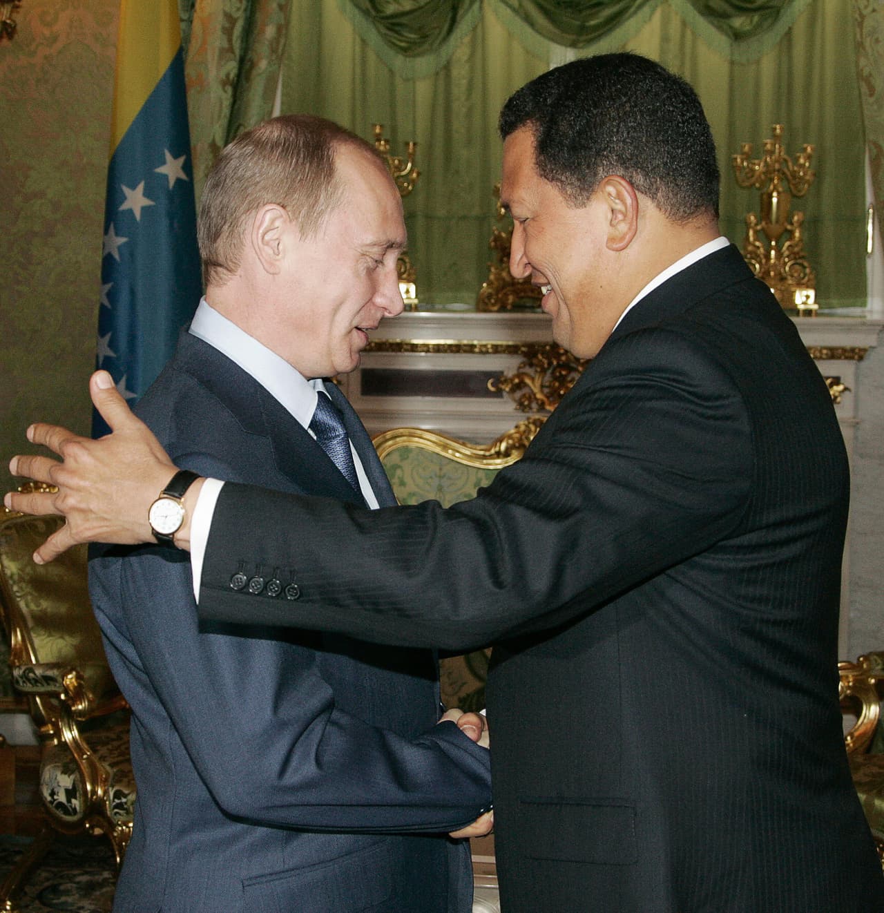 El 27 julio de 2006, fue Putin quien recibió en Moscú al presidente venezolano Hugo Chávez, para sellar un acuerdo millonario de compras de armas que fue criticado por Washington. (Foto: Sergey Zhukov / AFP / Getty Images).