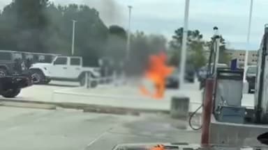 Un hombre arde en llamas en las afueras de un negocio de autos y las autoridades llegan a tiempo para auxiliarlo