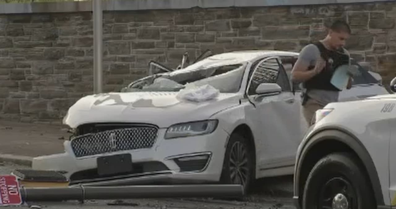 Bebé y adolescente resultan heridos tras choque en medio de persecución policial en calles de Filadelfia