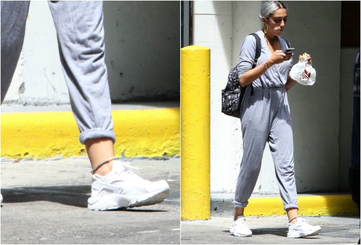 Otra jovencita que también apuesta por calzado discreto es Lola Leon, quien para hacer 'hiking' e ir al 'gym' usa tenis blancos o negros por completo. ¡Imita su estilo y sé la envidia de la escuela!