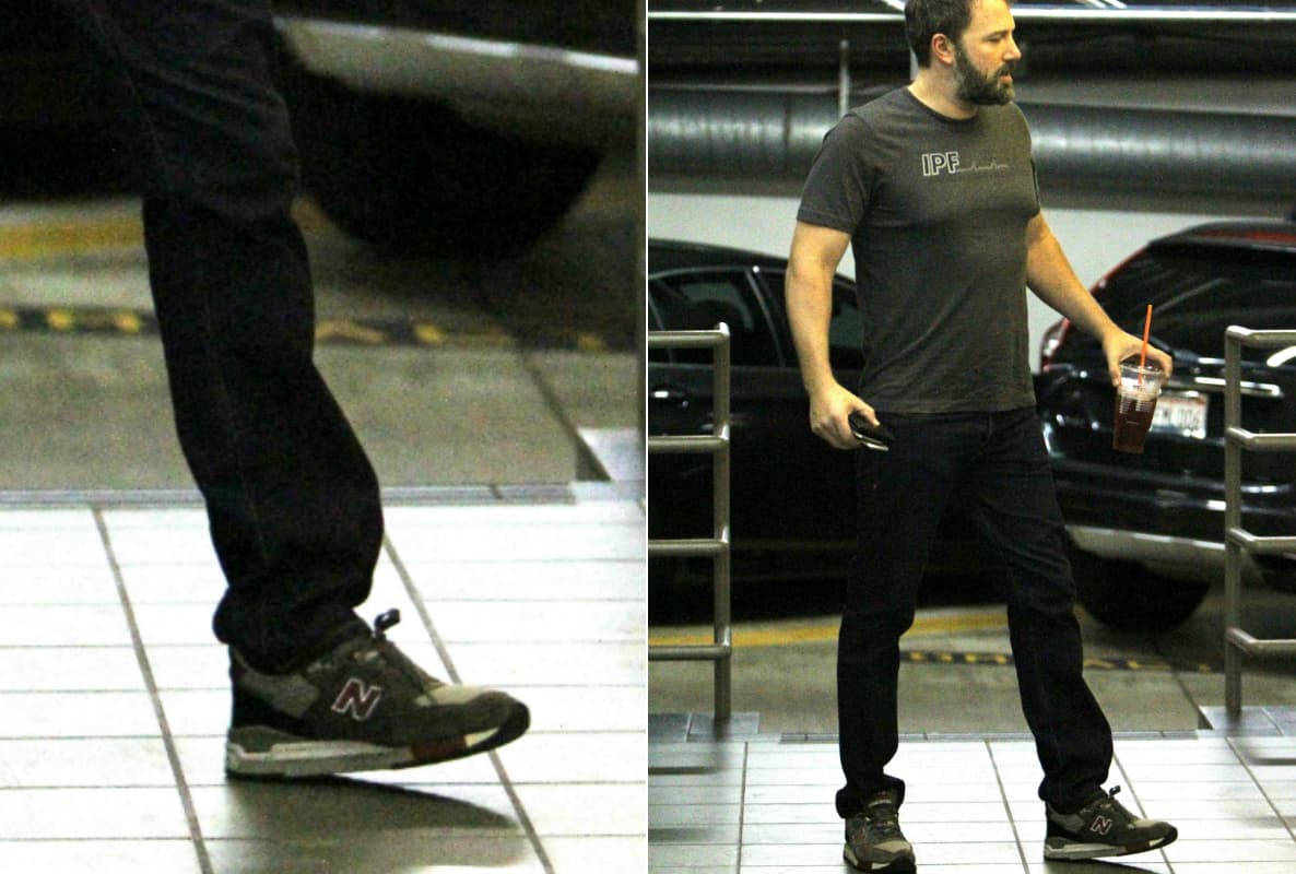 Ben affleck, al igual que Ricky Martin, prefiere aquellos tenis que complementan sus 'looks' oscuros. ¿Será porque se le pegó su papel de Batman?