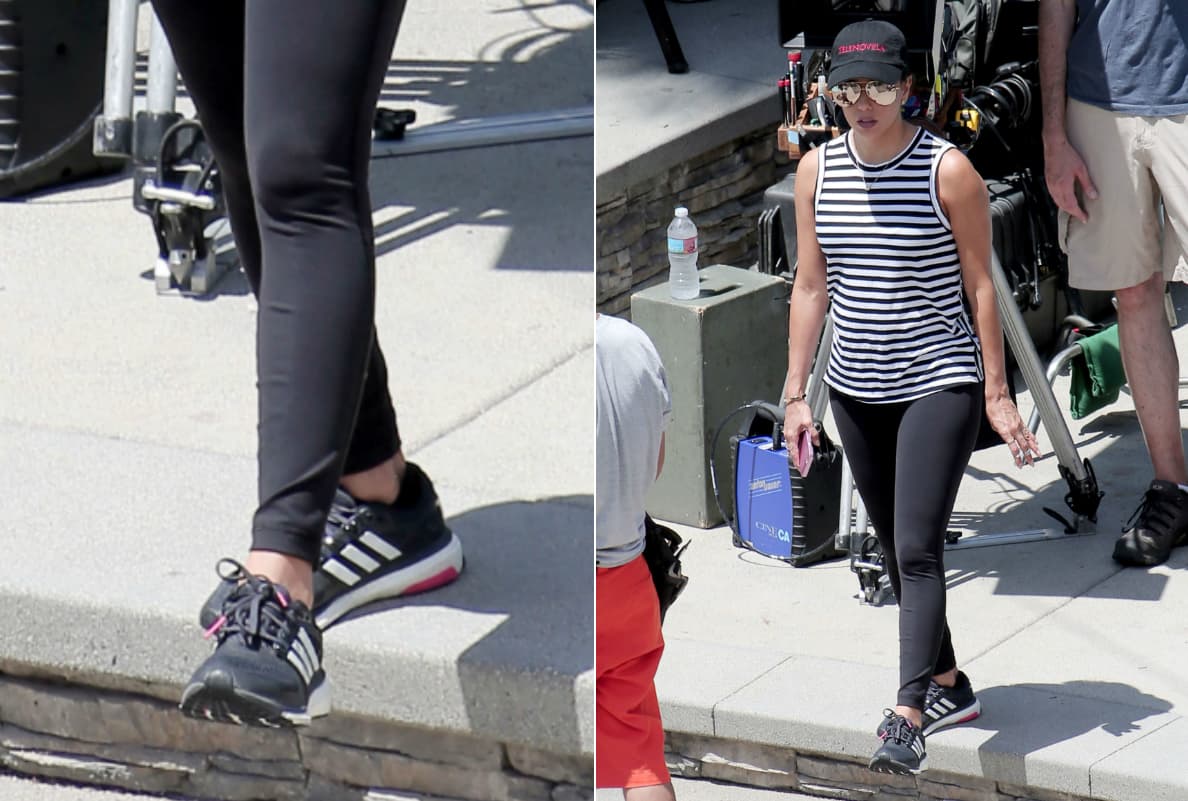 Todos quisiéramos tener una amiga como Eva Longoria: fashionista, linda, agradable y de buen gusto. Para su calzado prefiere el típico oscuro de estilo 'sporty'.