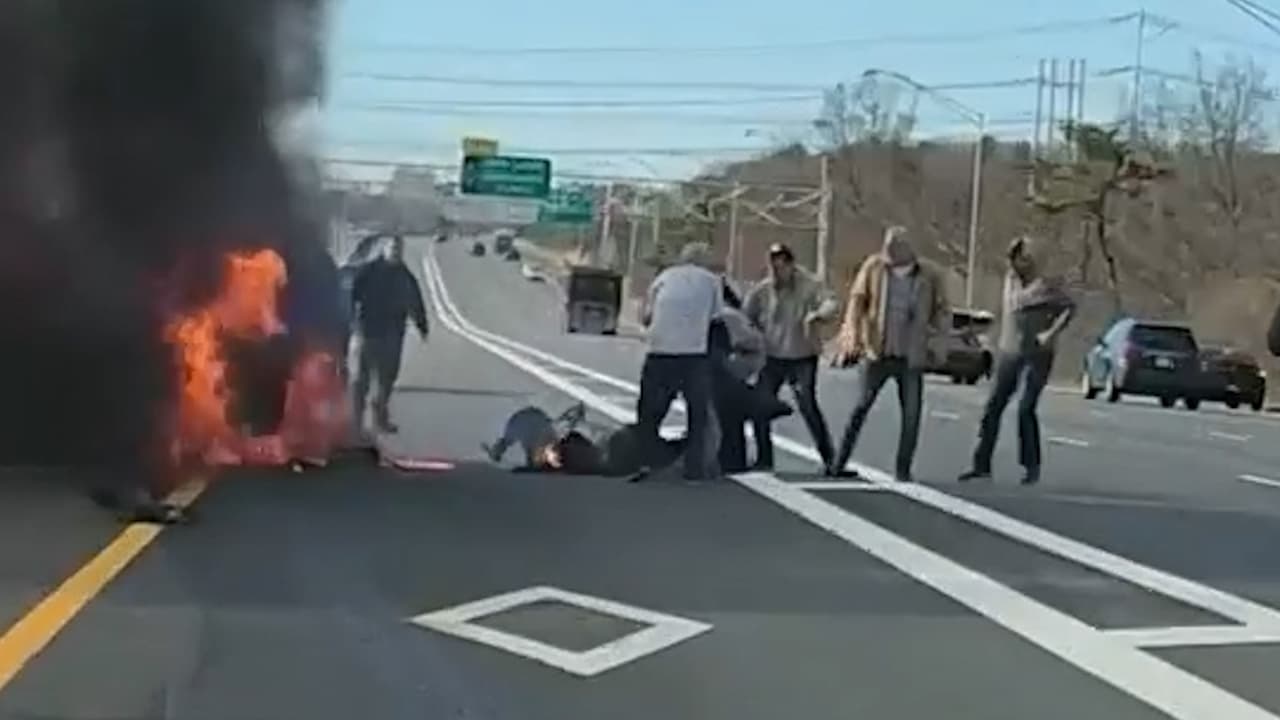 Buenos samaritanos salvan a mujer de camioneta en llamas en Long Island