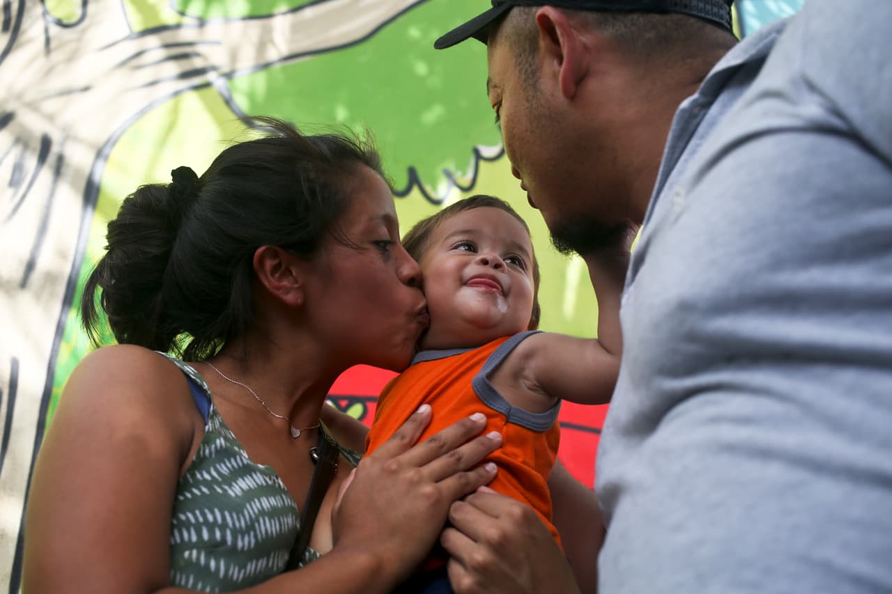 El pequeño Johan en brazos de sus padres en San Pedro Sula, Honduras, el 20 de julio. Fueron separados en la frontera de EEUU con México cuando tenía 10 meses de edad. Cumplió su primer año lejos de su familia y ese tiempo aprendió a caminar y a hablar.