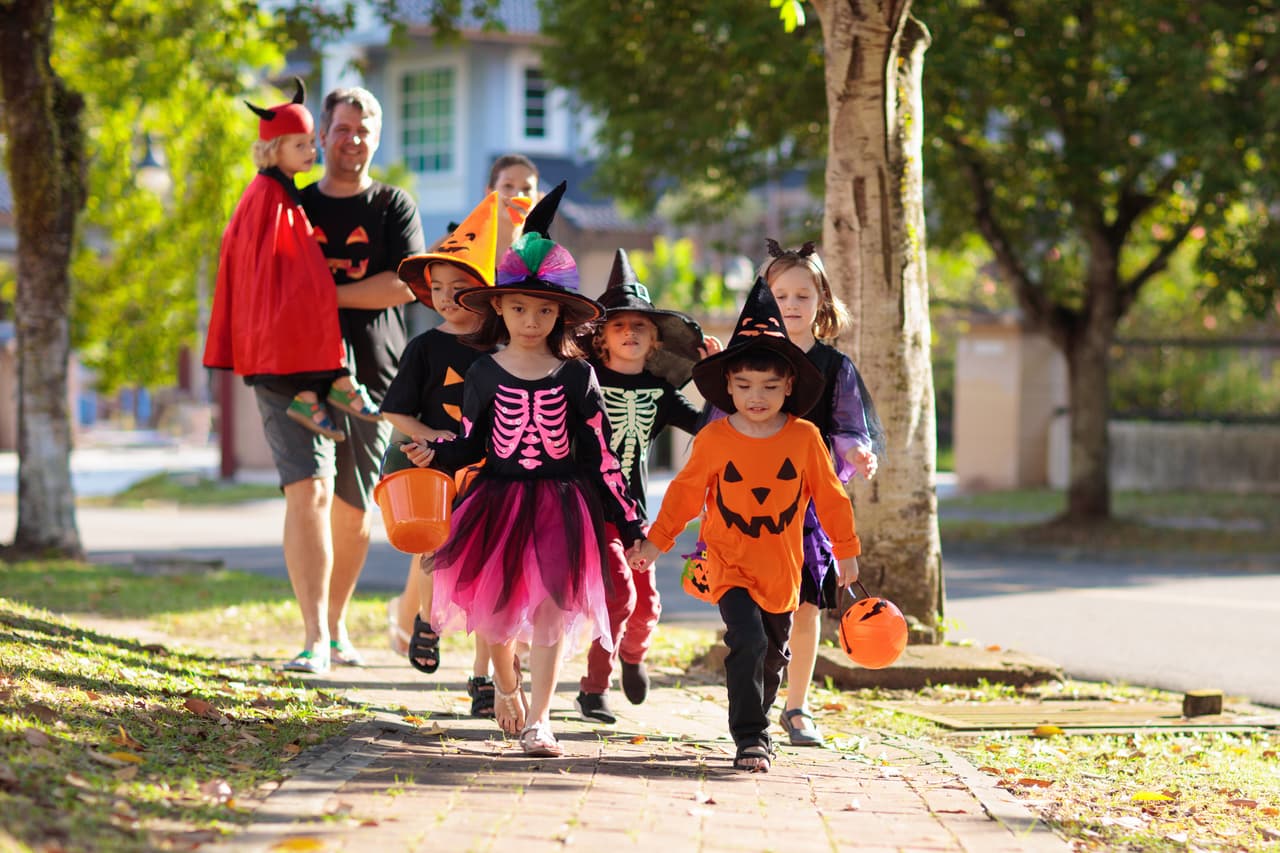 <b>Conduce con precaución, sobre todo en áreas residenciales.</b> Halloween, además de dulces y disfraces, también es sinónimo de peatones en las calles, siendo la mayoría de ellos menores de edad. Evítate el peor de los sustos y maneja a la defensiva, muy por debajo de los límites de velocidad y atento a cualquier niño que pueda cruzarse la calle.