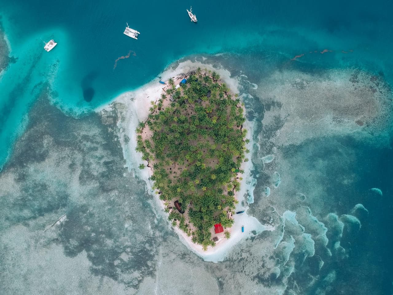 Una imagen de dron de otra de las isla de la comunidad autónoma e indígena de Guna Yala. Expertos pronostican que las islas deberán ser evacuadas eventualmente por el aumento del nivel de las aguas que vienen experimentando.