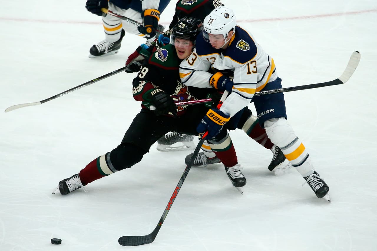 "La Liga Nacional de Hockey anuncia hoy que detendrá la temporada 2019-20 que comienza con los juegos de esta noche", dijo la organización el jueves. "Tras las noticias de la noche anterior de que un jugador de la NBA ha dado positivo por el Coronavirus ... ya no es apropiado intentar seguir jugando en este momento".