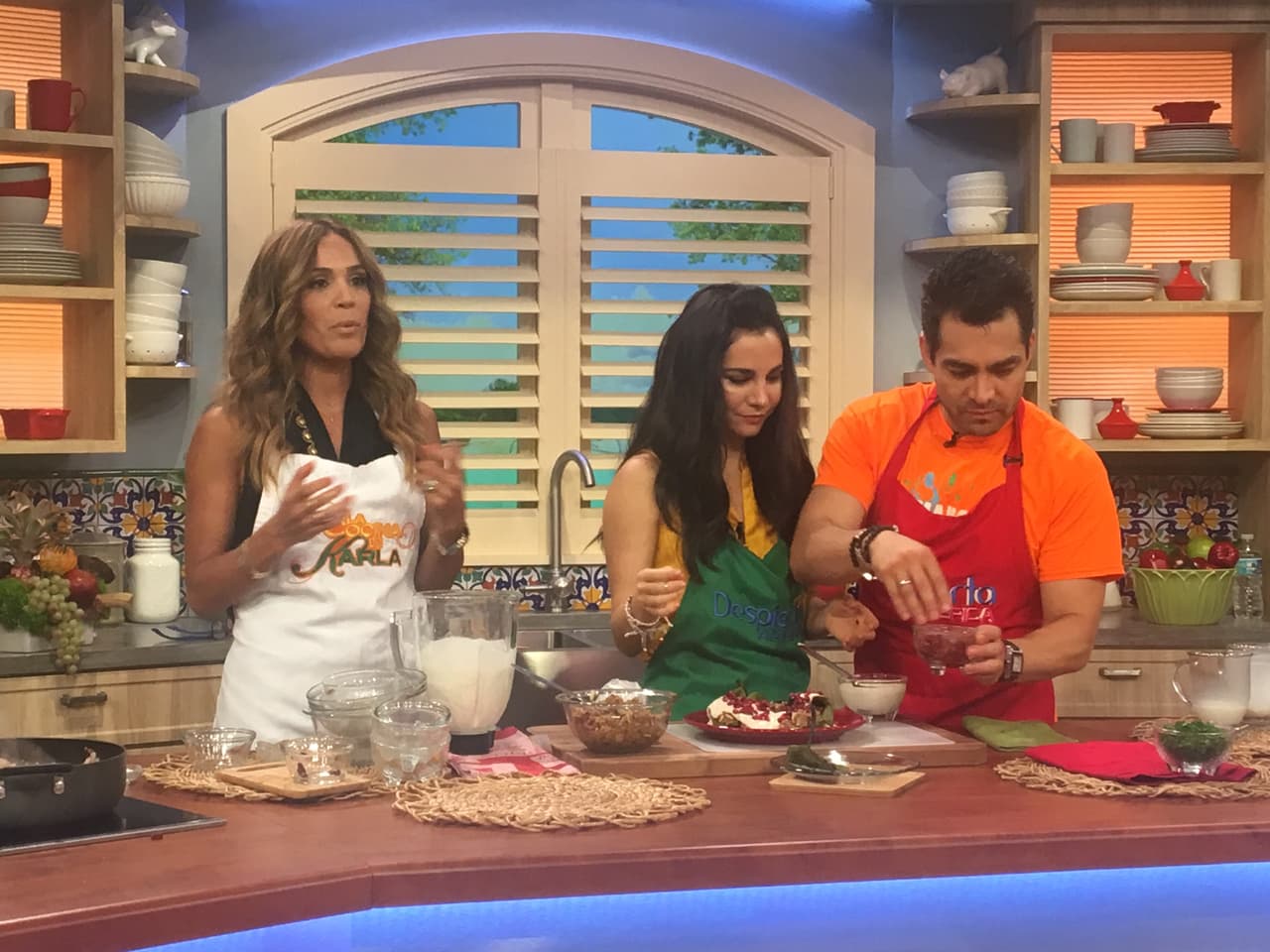 Martha, Omar y Karla hicieron equipo en la cocina y nos prepararon algo muy mexicano: chiles en nogada.