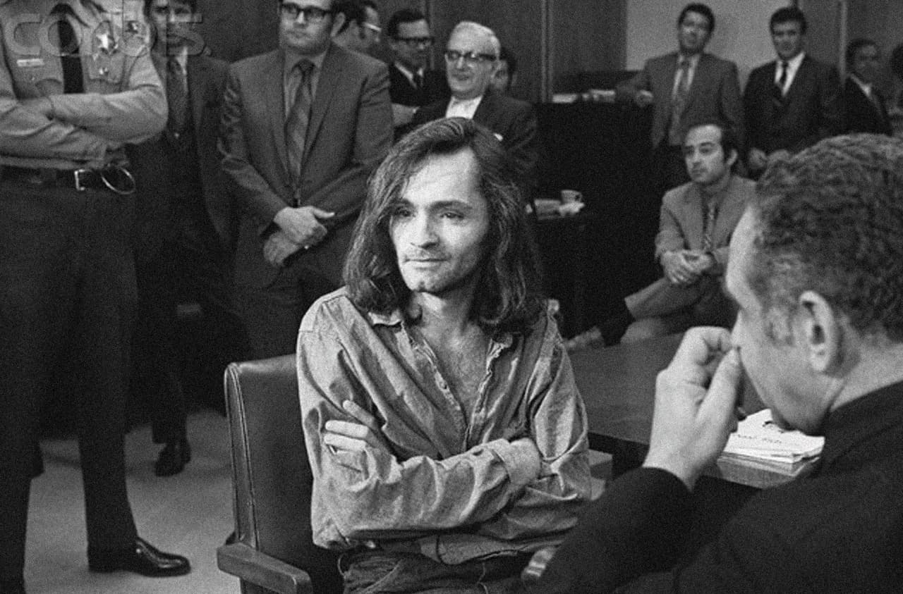 <b>Charles Manson.</b> Asesinó, con su banda delictiva 'la familia Manson', a la actriz Sharon Tate. La mujer estaba embarazada y era la esposa de Román Polanski. El músico, nacido en Cincinatti en 1934, fue acusado de planificar y ejecutar varios asesinatos en California en los años 60. Murió el 20 de noviembre de 2017 mientras cumplía su cadena perpetua.