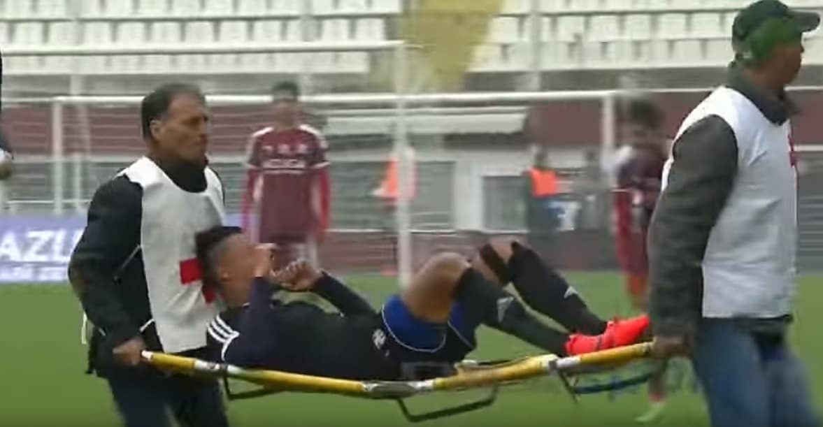 Camillero tira un futbolista al querer retirarlo del campo