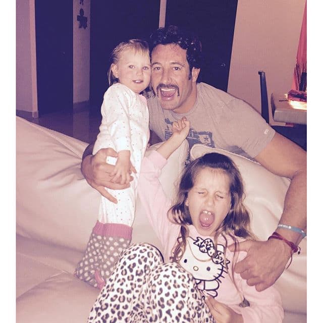 En estas vacaciones el actor ha aprovechado para dejarse consentir por sus niñas Alexa y Elisa.