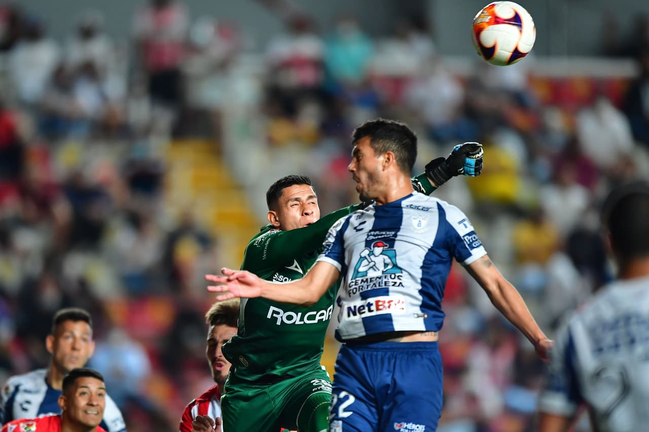 Con todo y que Luis Malagón tuvo una estupenda noche en el arco de Necaxa, Pachuca logra anotarle dos veces para empatar 2-2 en Aguascalientes. Pachuca continúa en el fondo de la tabla con cuatro unidades y Necaxa llega a la a la quinceava posición con siete puntos.