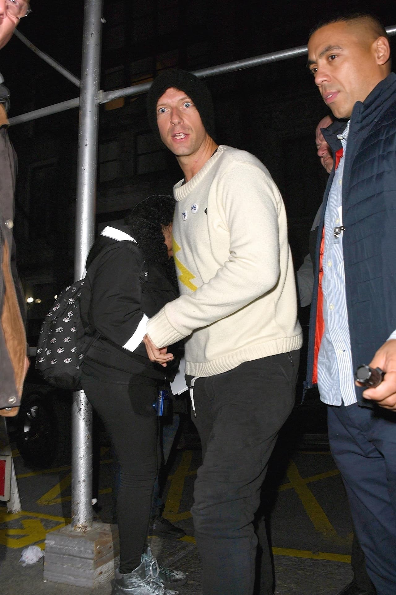 "Entonces durante unos años, eso fue un poco tambaleante y, finalmente, simplemente dije: 'Está bien, creo que tengo mi propia relación con lo que creo que es Dios y 
<b><a href="https://www.univision.com/entretenimiento/chris-martin-ha-tenido-un-gran-cambio-descubre-cual-video" target="_blank">no es realmente una religión</a> </b>para mí'".
<br>