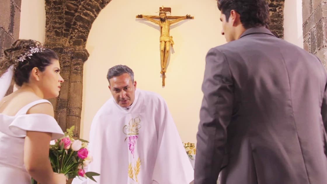 El padre Gabriel cae inconsciente en la boda de Juanita y Hugo | Monteverde | Capítulo 73