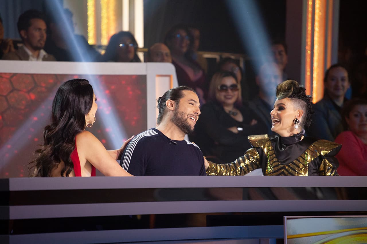 Las críticas de Lola Cortés no tienen límite y en esta gala le tocó a su compañero Joaquín Cortés a quien le señaló su vestuario: "El maestro es tan profesional que se vino al programa después de hacer ejercicios, con todo y su pants", comentario que la tercia de expertos tomó con humor.