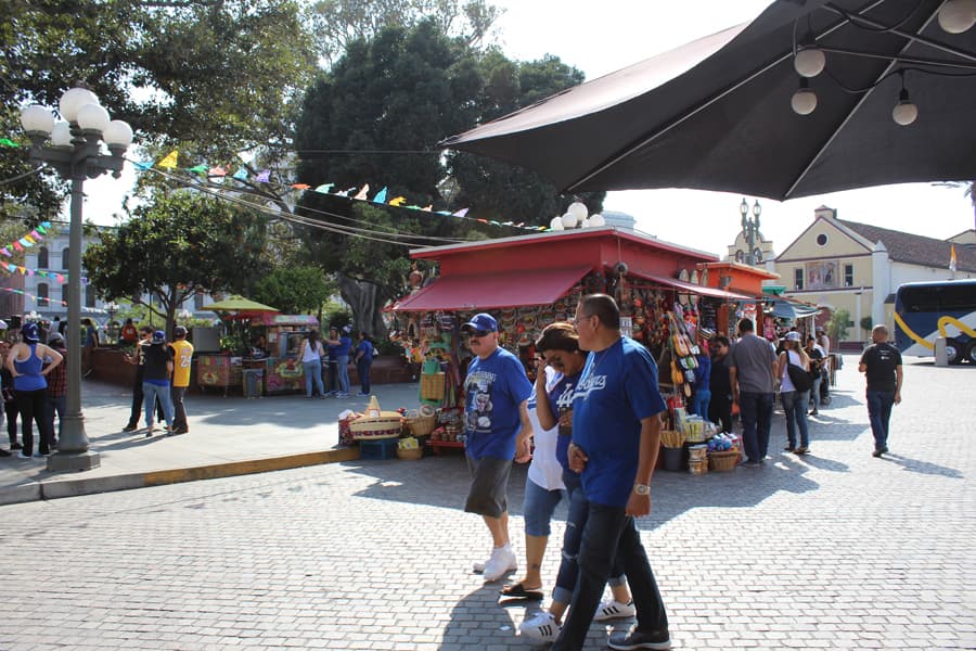 Ubicada a pocos pasos de la iglesia Nuestra Señora Reina de Los Ángeles (construida en 1784), la pintoresca plaza forma parte de los terrenos donde se establecieron los primeros habitantes californianos.