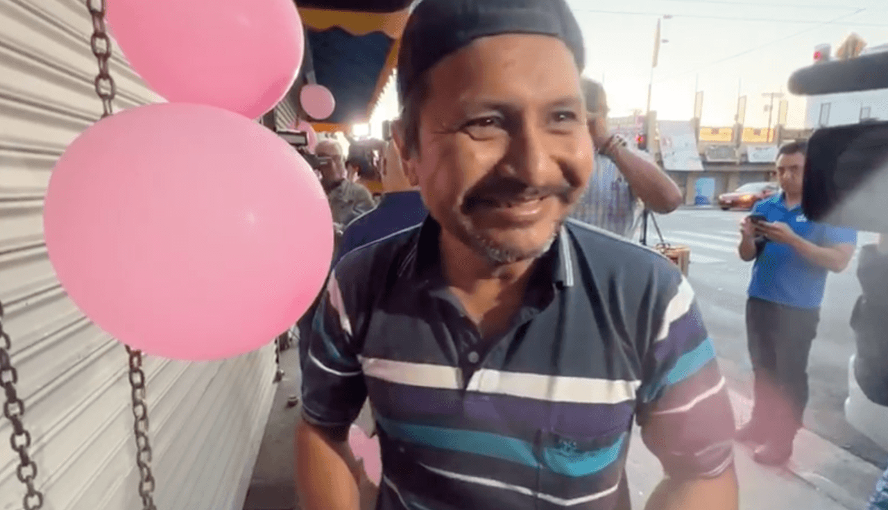 Dijo que aún estaba "sorprendido", mientras abría las puertas de
<b> <a href="https://www.univision.com/local/los-angeles-kmex/boleto-ganador-de-los-1-000-millones-del-powerball-se-vende-en-las-palmitas-de-los-angeles-video" target="_blank">'Las Palmitas' Mini Market,</a> </b>en el centro de Los Ángeles.