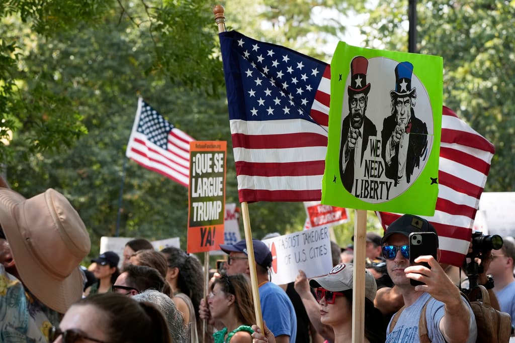 <b>Las protestas iniciaron en Dupont Circle</b>, donde cientos se reunieron al mediodía con cánticos como "Trump must go" y "Free DC". Este punto emblemático sirvió de lanzamiento para marchas hacia la Casa Blanca, destacando la oposición a la 
<a href="https://www.univision.com/local/washington-dc-wfdc/comienza-despliegue-800-agentes-guardia-nacional-dc-que-funciones-tendran">toma federal de la policía metropolitana</a> en un contexto de emergencia declarada por crimen. Periodistas reportaron multitudes pacíficas pero determinadas, bloqueando calles para visibilizar su rechazo al exceso de autoridad ejecutiva.