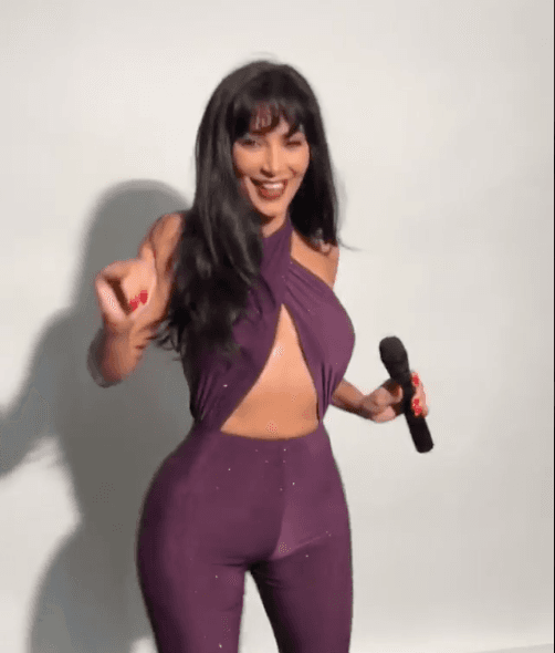 Kim Kardashian escogió presumir un vestido púrpura similar al icónico de Selena Quintanilla.